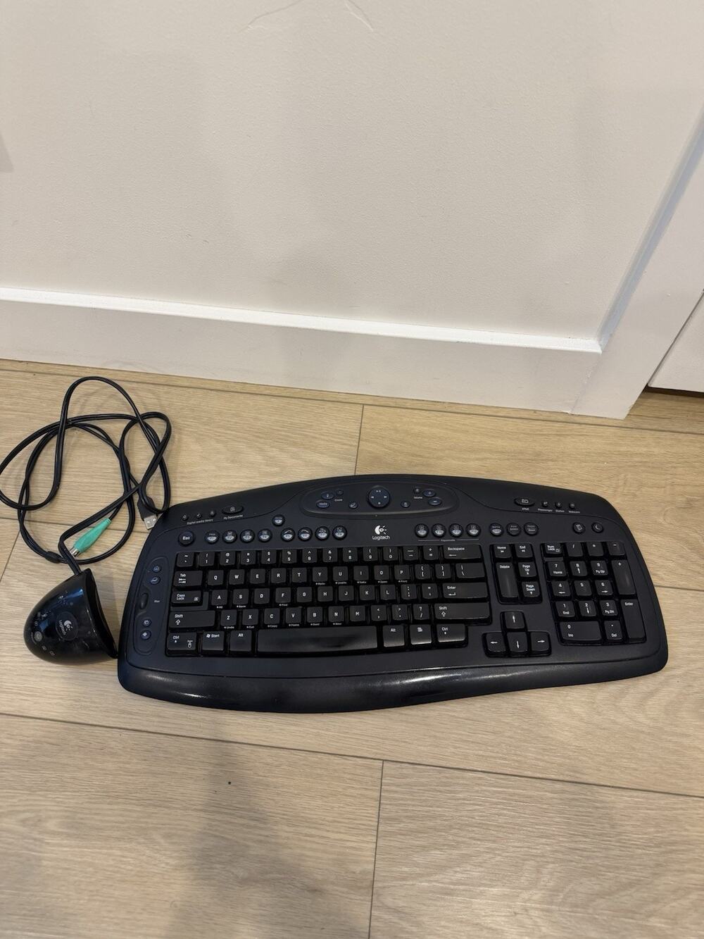 Logitech Keyboard RT7R31 Cordless Keyboard With Dongle Tested And Working